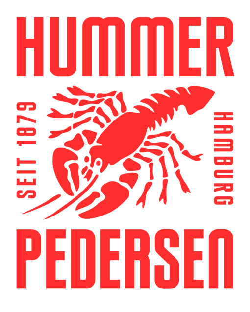 Grafische Darstellung in kräftigem Rot auf hellem Hintergrund: zentral eine stilisierte Garnele, umgeben von großer Typografie mit den Worten „HUMMER“, „PETERSEN“ sowie seitlich „SEIT 1879“ und „HAMBURG“.
