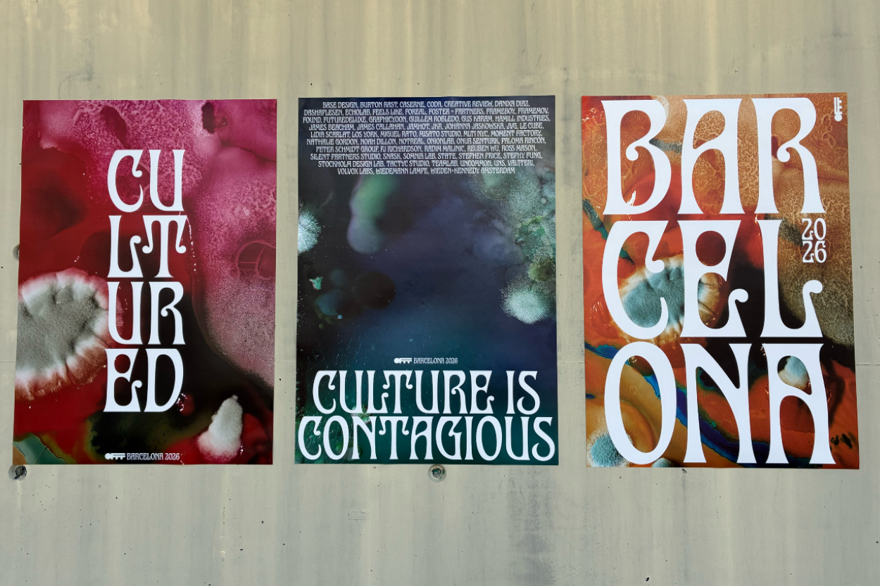 Drei farbintensive Poster hängen nebeneinander an einer hellen Wand. Links ein rot-weißes, abstraktes Motiv mit stilisierter Schrift „CULTURED“, in der Mitte ein blau-grünes, organisch wirkendes Design mit dem Schriftzug „CULTURE IS CONTAGIOUS“, rechts ein orangefarbenes Poster mit großflächiger Typografie „BARCELONA 2026“.