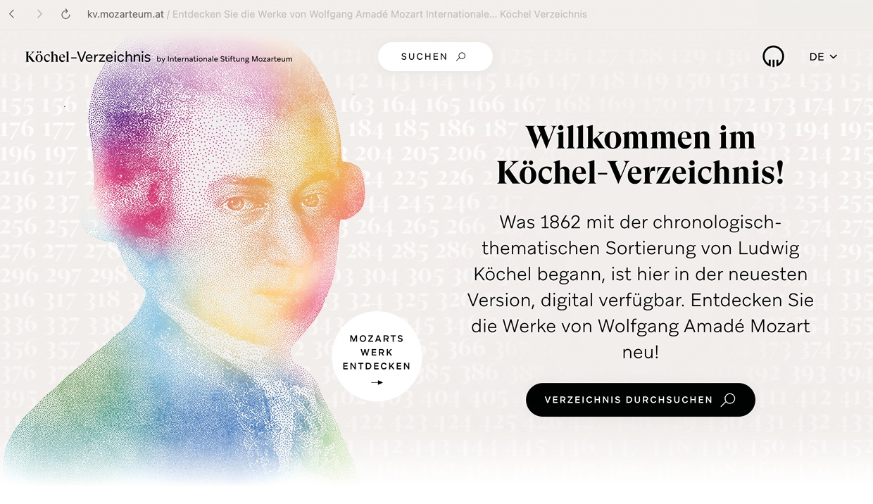 Screenshot einer Website zum „Köchel-Verzeichnis“ der Internationalen Stiftung Mozarteum: Links ein farbig gerastertes Porträt von Wolfgang Amadeus Mozart, rechts der Text „Willkommen im Köchel-Verzeichnis!“ mit kurzer Erklärung zur digitalen Erschließung seiner Werke sowie Buttons wie „Mozarts Werk entdecken“ und „Verzeichnis durchsuchen“.