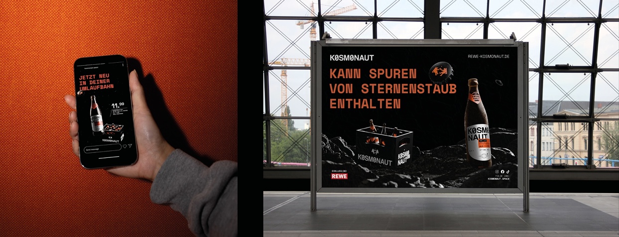 Zweiteilige Darstellung einer Werbekampagne für „Kosmonaut“: Links hält eine Hand ein Smartphone mit einer Produktanzeige für ein Getränk vor orangefarbenem Hintergrund. Rechts ein großes Plakat in einer Halle zeigt eine Flasche und Kiste des Produkts mit dem Slogan „Kann Spuren von Sternenstaub enthalten“.