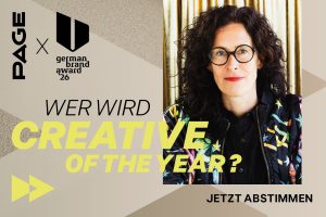 Grafik zur Abstimmung für den „Creative of the Year“ beim German Brand Award 2026: Links die Logos „PAGE“ und „German Brand Award 26“ sowie der Text „Wer wird Creative of the Year?“ und „Jetzt abstimmen“. Rechts ein Porträt einer Frau mit lockigem, dunklem Haar und runder Brille, die direkt in die Kamera blickt und eine gemusterte Jacke trägt.