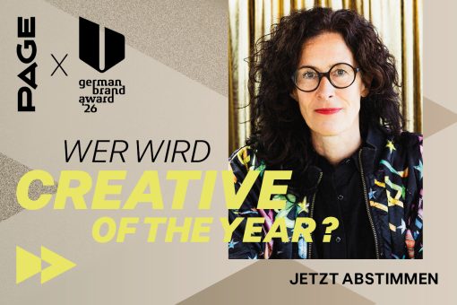 Grafik zur Abstimmung für den „Creative of the Year“ beim German Brand Award 2026: Links die Logos „PAGE“ und „German Brand Award 26“ sowie der Text „Wer wird Creative of the Year?“ und „Jetzt abstimmen“. Rechts ein Porträt einer Frau mit lockigem, dunklem Haar und runder Brille, die direkt in die Kamera blickt und eine gemusterte Jacke trägt.