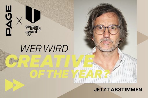 Grafik zur Abstimmung für den „Creative of the Year“ beim German Brand Award 2026: Links die Logos „PAGE“ und „German Brand Award 26“ sowie der Text „Wer wird Creative of the Year?“ und „Jetzt abstimmen“. Rechts ein Porträt eines Mannes mit mittellangen Haaren, Brille und leichtem Bart, der direkt in die Kamera blickt.