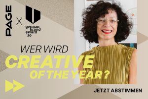 Grafik zur Abstimmung für den „Creative of the Year“ beim German Brand Award 2026: Links die Logos „PAGE“ und „German Brand Award 26“ sowie der Text „Wer wird Creative of the Year?“ und „Jetzt abstimmen“. Rechts ein Porträt einer Frau mit lockigem Haar, Brille und rotem Lippenstift, die lächelnd in die Kamera blickt und ein ärmelloses, plissiertes Oberteil trägt.