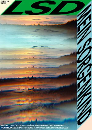 Theaterplakat des Theater Basel für »LSD«. Den Hauptteil bildet eine stark farbverfremdet wirkende Landschaftsfotografie mit Wald- und Himmelsschichten in Blau-, Orange- und Rottönen. Oben ein grüner Balken mit dem übergroßen schwarzen Schriftzug »LSD« sowie dem Hinweis »Theater Basel« oben links. Rechts ein hellblauer Streifen mit dem schräg nach unten verlaufenden Titelzusatz »MEIN URSPRUNG« in schwarzer Blockschrift mit Zebrastreifenmuster. Unten links weißer Veranstaltungstext: »Eine Kette glücklicher Zufälle. Uraufführung 31. Oktober 2015, Schauspielhaus«.