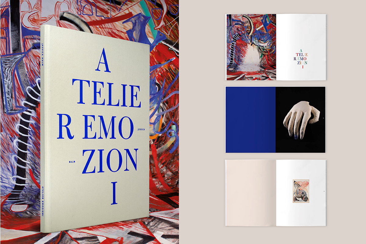 Links der Bucheinband von „Atelier Emozioni – Jessica Malm" auf hellem Leinen, mit dem Titel in großen blauen Serifenbuchstaben vor einem expressiven, bunten Gemälde-Hintergrund. Rechts drei aufgeschlagene Doppelseiten: eine mit Gemälde-Detailfoto und mehrfarbigem Titelschriftzug; eine mit blau-schwarzem Farbfeld und einer Gips-Hand-Skulptur; eine mit kleiner figurativer Zeichnung auf beigem Grund.