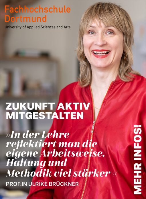 Porträtaufnahme von Prof.in Ulrike Brückner vor unscharfem Bürohintergrund. Sie trägt eine leuchtend rote Jacke und blickt lächelnd in die Kamera. Die Anzeige der Fachhochschule Dortmund bewirbt den Bereich Lehre unter dem Motto „Zukunft aktiv mitgestalten“. Ein Zitat von Ulrike Brückner lautet: „In der Lehre reflektiert man die eigene Arbeitsweise, Haltung und Methodik viel stärker.“ Rechts am Bildrand steht vertikal der Begriff „Mehr Infos!“.
