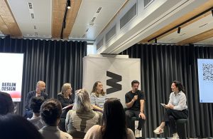 Berlin Design Week Real Talk Panel 2026, Diskussionsrunde in Konferenzraum mit verschiedenen Speakern