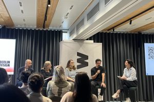 Berlin Design Week Real Talk Panel 2026, Diskussionsrunde in Konferenzraum mit verschiedenen Speakern