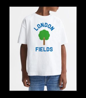 Junge mit weißem Shirt mit Baum darauf dessen Stamm ein Bleistift ist und drumherum der Name London Fields steht