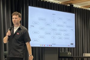 Berlin Design Week Short Bits Einführung, Person präsentiert vor einem Chart in Konferenzraum