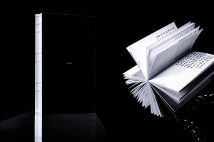 Buch zur Installation von VOXAIPE – Decoded, vor einem schwarzen Hintergrund