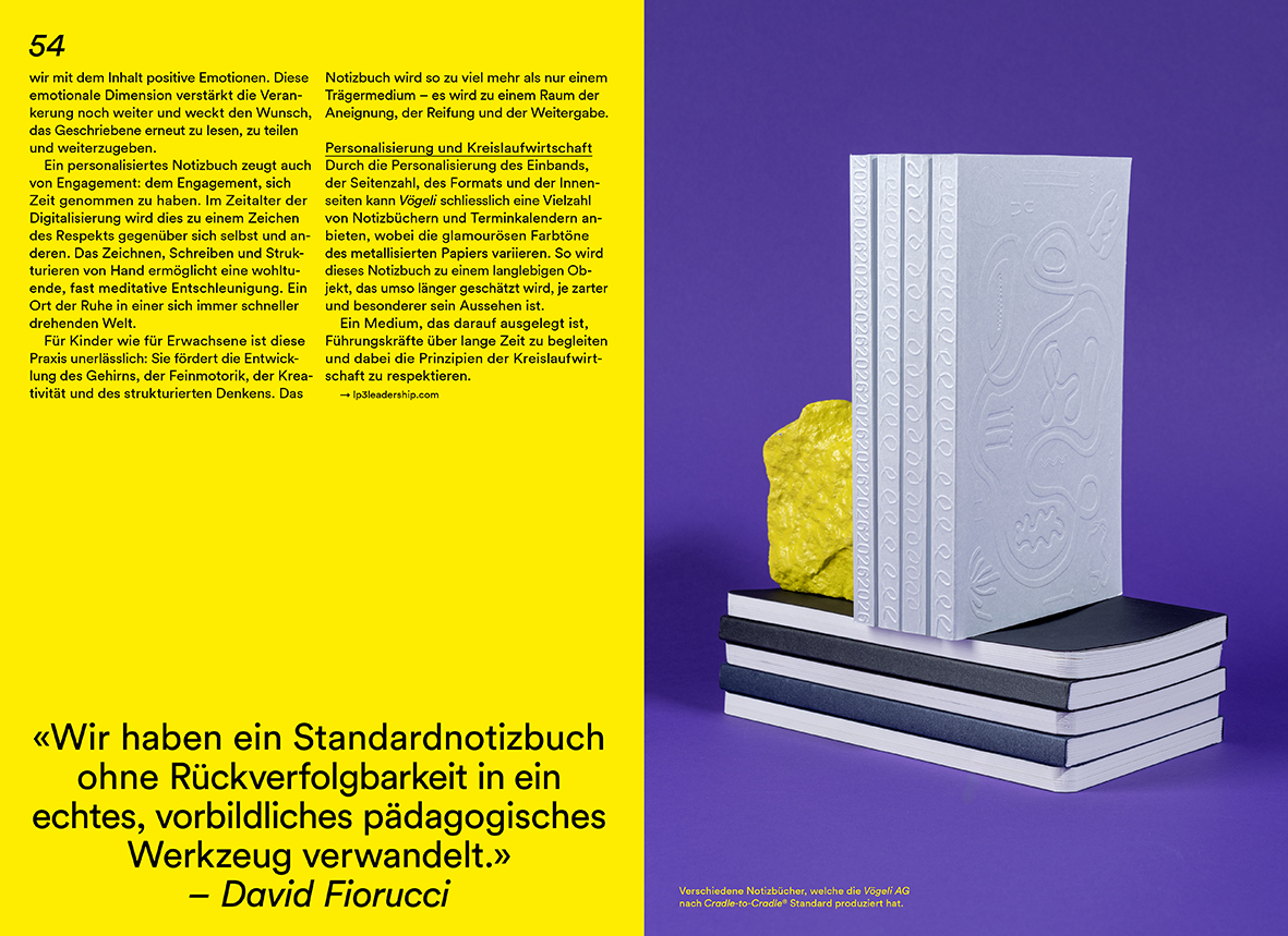 Doppelseite aus dem Magazin Vow: links auf knallgelbem Hintergrund und in schwarzer Schrift ein Magazinartikel, rechts violettfarbener Hintergrund mit gestapelten Heften in Schwarz und Weiß