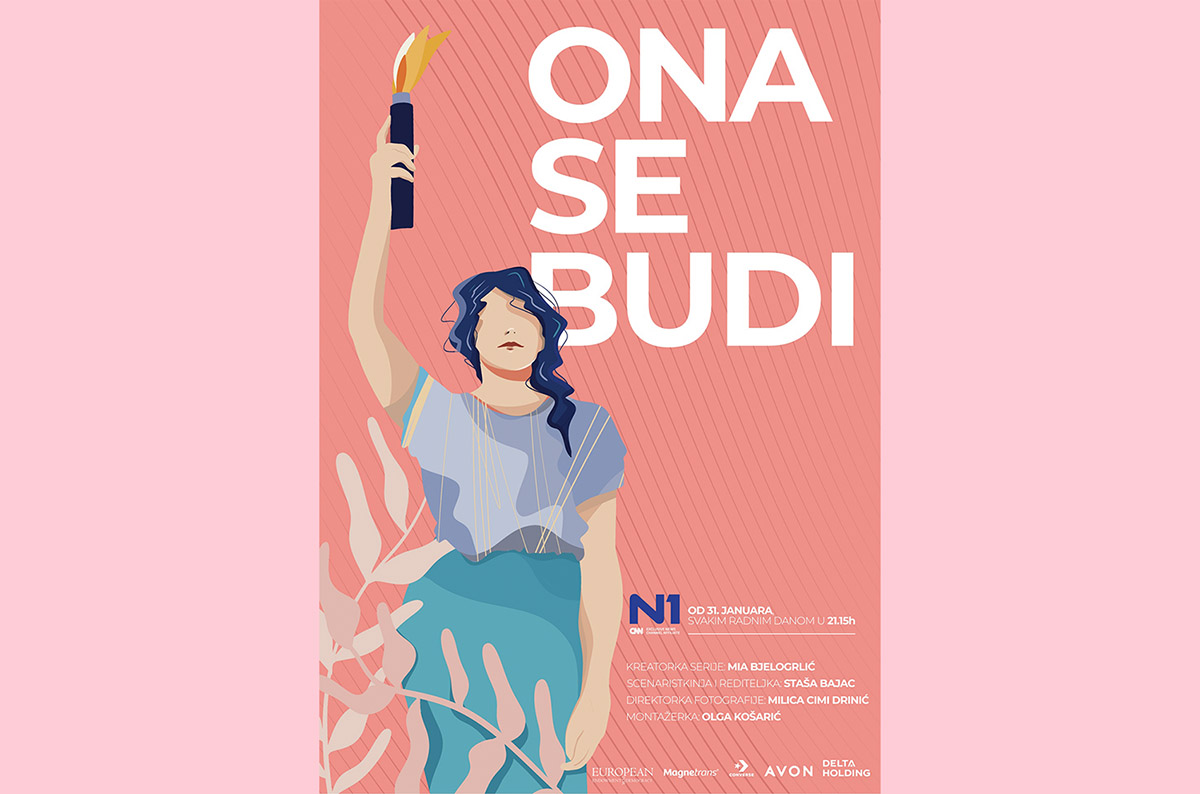 Serienplakat auf lachsfarbenem Grund, flankiert von rosa Seitenstreifen: Rechts oben der Titel »ONA SE BUDI« in großen weißen Versalbuchstaben. Zentral eine illustrierte weibliche Figur in hellblauem Kleid mit dunkelblauem Haar, die eine brennende Fackel in die Höhe streckt; von ihr laufen dünne goldene Fäden nach unten, was an eine Marionette erinnert. Links unten dekorative Blattranken in hellerem Rosa. Darunter das Logo »N1« mit CNN-Verweis, Ausstrahlungsangabe »od 31. januara, svakim radnim danom u 21.15h« sowie Nennung von Kreatorin, Autorin, Regisseurin und Cutterin. Am unteren Rand Sponsorenlogos.