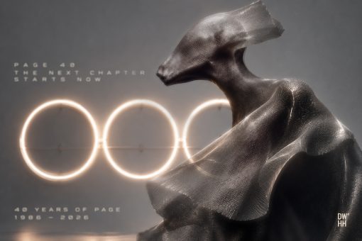 Abstrakte, futuristische 3D-Komposition in Grautönen: Rechts dominiert eine skulpturale, menschenähnliche Figur mit fließender, metallisch schimmernder Oberfläche und angedeutetem Kopfprofil. Im Hintergrund leuchten drei kreisförmige Lichtinstallationen, die zusammen die Zahl 40 bilden. Links steht der Schriftzug „PAGE 40 – The Next Chapter Starts Now“, unten „40 Years of PAGE 1986–2026“. Die reduzierte Gestaltung und das weiche Licht vermitteln Aufbruch, Innovation und den Blick in die Zukunft.