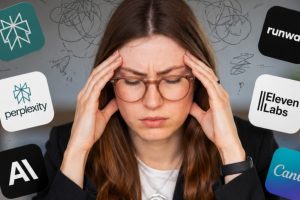 Eine Person sitzt vor einem Laptop, hält sich mit beiden Händen die Schläfen und hat die Augen geschlossen. Um sie herum schweben die Logos verschiedener KI-Tools wie ChatGPT, Claude, Gemini, Runway, Perplexity, ElevenLabs, Midjourney, Canva und Adobe Firefly. Im Hintergrund verstärken skizzenhafte Kritzeleien und Fragezeichen den Eindruck von Gedankenchaos und Reizüberflutung. Die Illustration visualisiert die Überforderung durch die Vielzahl an KI-Anwendungen und die Herausforderung, im schnell wachsenden KI-Ökosystem den Überblick zu behalten.