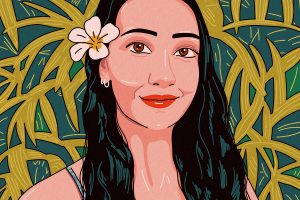 Illustriertes Selbstporträt einer jungen Frau mit langem, dunklem, welligem Haar und einer weißen Frangipani-Blüte hinter dem Ohr. Sie lächelt leicht, trägt roten Lippenstift, kleine Creolen und ein hellblaues, gemustertes Trägertop. Der Hintergrund zeigt ein dichtes Blattmuster in Oliv-, Grün- und Türkistönen. Unten links signiert »Nilüfer 2024«.