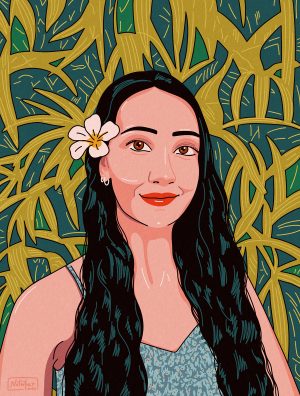 Illustriertes Selbstporträt einer jungen Frau mit langem, dunklem, welligem Haar und einer weißen Frangipani-Blüte hinter dem Ohr. Sie lächelt leicht, trägt roten Lippenstift, kleine Creolen und ein hellblaues, gemustertes Trägertop. Der Hintergrund zeigt ein dichtes Blattmuster in Oliv-, Grün- und Türkistönen. Unten links signiert »Nilüfer 2024«.