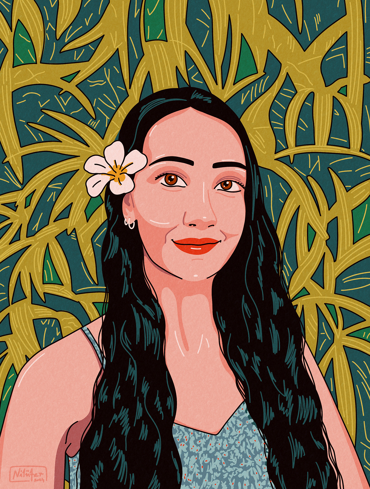 Illustriertes Selbstporträt einer jungen Frau mit langem, dunklem, welligem Haar und einer weißen Frangipani-Blüte hinter dem Ohr. Sie lächelt leicht, trägt roten Lippenstift, kleine Creolen und ein hellblaues, gemustertes Trägertop. Der Hintergrund zeigt ein dichtes Blattmuster in Oliv-, Grün- und Türkistönen. Unten links signiert »Nilüfer 2024«.