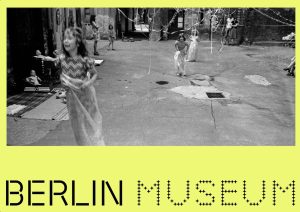 Plakat für Berlin Museum, knallgelber Hintergrund, oben schwarzweiß Fotografie mit Mädchen im Hinterhof, spielen, sind verkleidet und es hängen Girlanden und Luftschlangen herunter, unten Schriftzug Berlin Museum