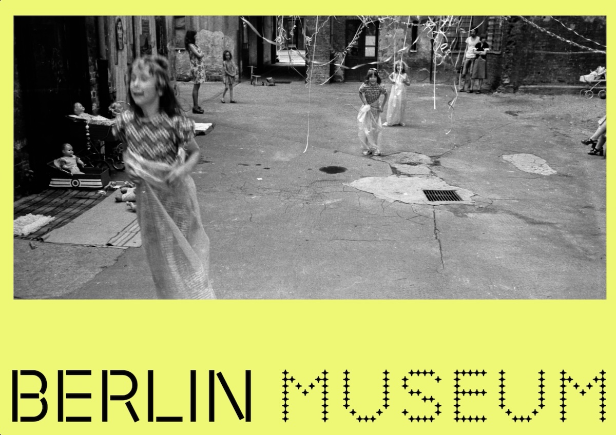 Plakat für Beröon museum,knallgelber hintergrund, oben schwarzweiß Fotografie mit Mädchen im Hinterhof, spielen, dazu ist eine Pfütze zu sehen, unten Schriftzug Berlin Museum