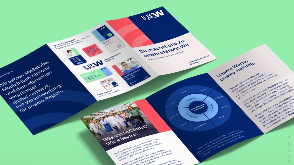 Neues Erscheinungsbild des Universitätsklinikum Würzburg, aufgeklappte Flyer in sattem Blau