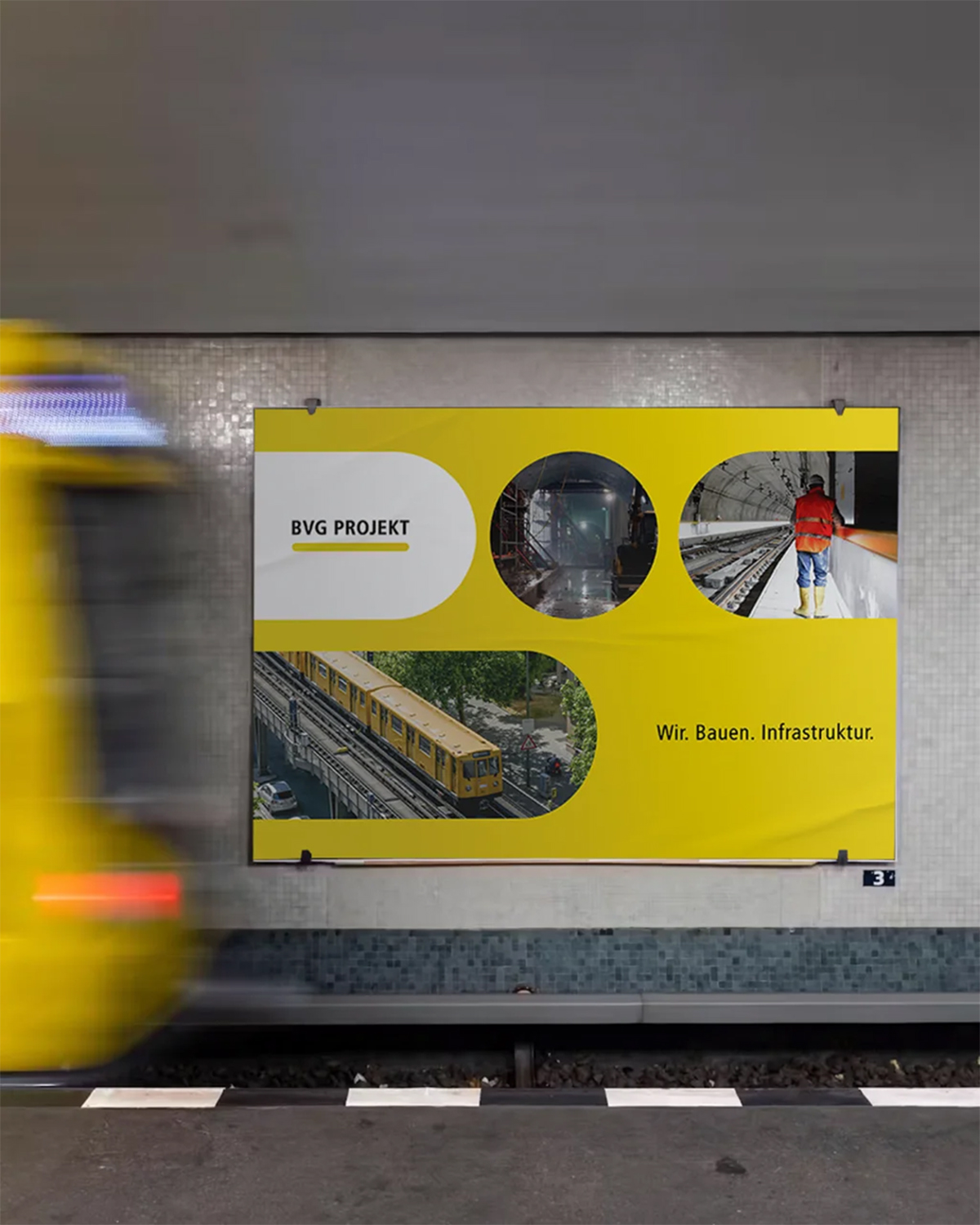 U-Bahn-Plakat in Gelb/Weiß mit »BVG PROJEKT«-Heading. Drei runde Fotofenster oben (Bahnstrecke, Arbeiter, Tunnelbereich), großes rundes Foto unten (U-Bahn), Claim »Wir. Bauen. Infrastruktur.«