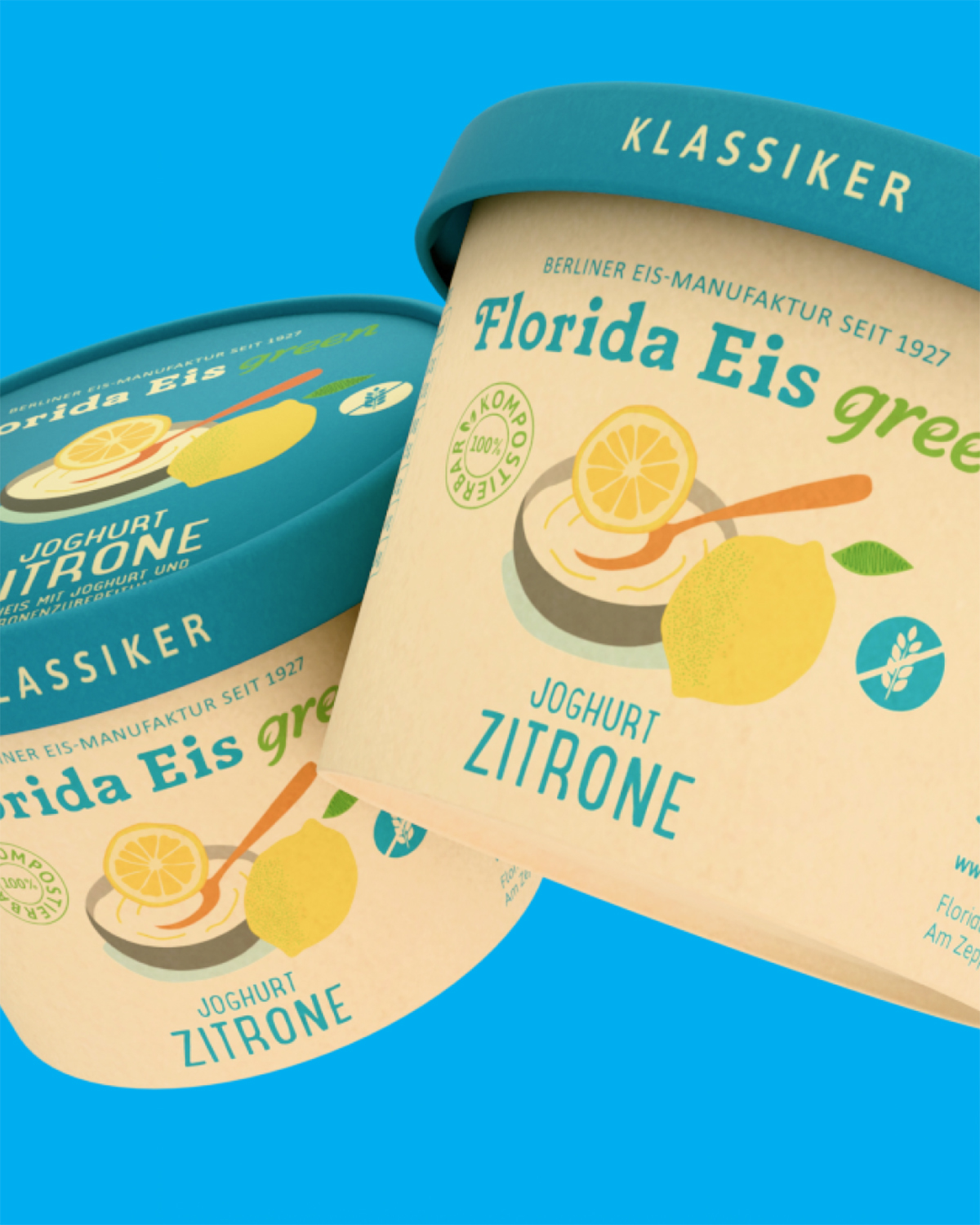 Zwei ovale Eisbecher »Joghurt Zitrone« mit türkisem Deckel, cremefarbigem Etikett mit Zitronenmotiv und Illustration. Blauer Hintergrund.