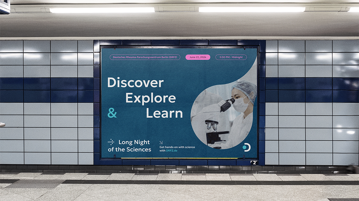 U-Bahn-Werbeplakat in Dunkelblau. Headliner »Discover Explore & Learn«, Bildnis von medizinischen Instrumenten (Pipette, Mikroskop). Text »Long Night of the Sciences« mit DRFZ-Branding. Juni 22, 2024, 5 PM – Midnight.