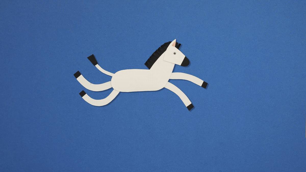 Papercut-Illustration eines galoppierenden weißen Pferds mit schwarzer Mähne und schwarzen Hufspitzen vor blauem Hintergrund.