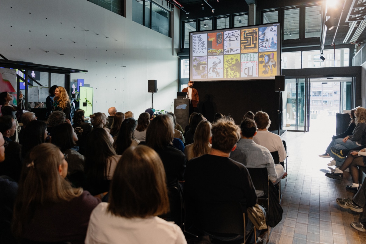 Speaker auf dem Future Playgrounds Festival auf der Bühne, im Vordergrund Publikum