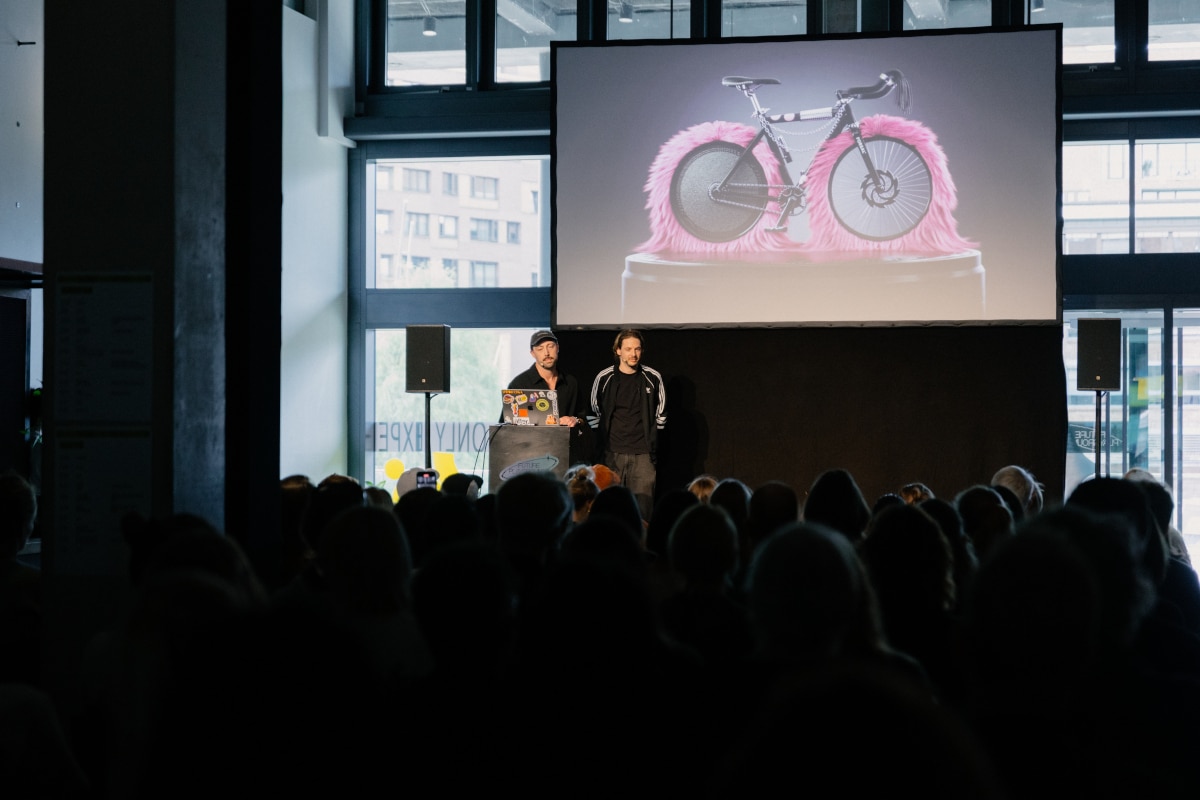 Speaker auf dem Future Playgrounds Festival auf der Bühne, im Vordergrund Publikum