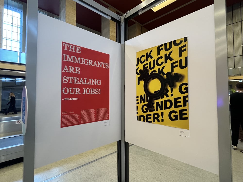 Form/future innen im Tempfelhof Gebäude , Posterausstellung