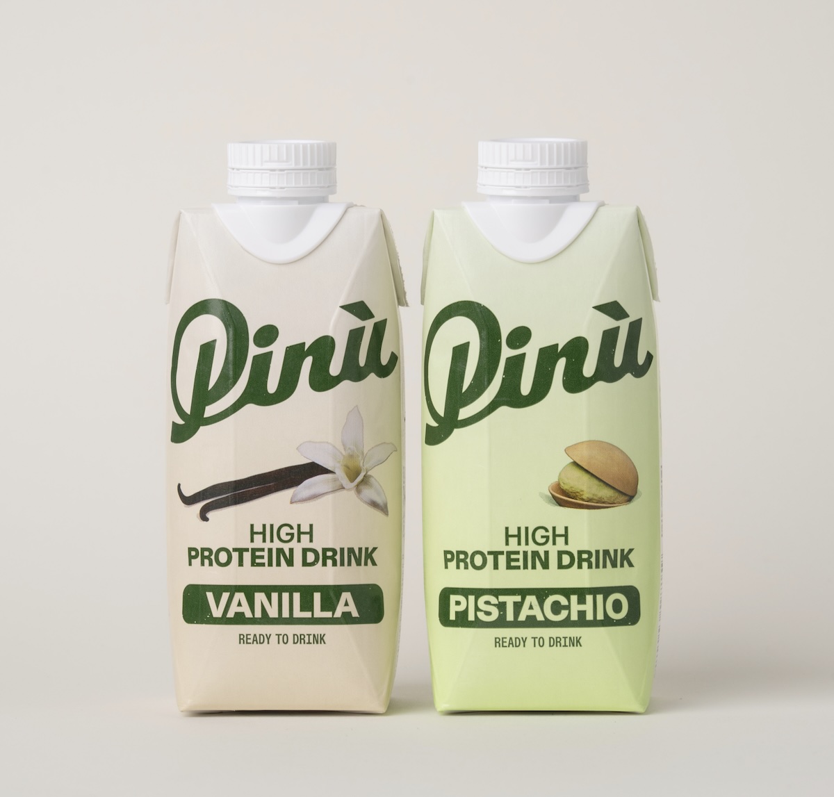 Pinu High Protein Drink in cremefarbenem Packaging mit Pistazie oder Vanilleschote Illustration