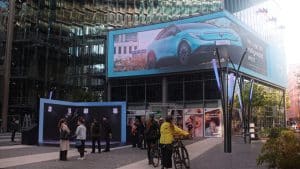 3D-Portal Potsdamer Platz mit Screen und Menschen, die über den Platz laufen
