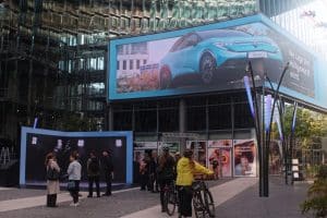 3D-Portal Potsdamer Platz mit Screen und Menschen, die über den Platz laufen