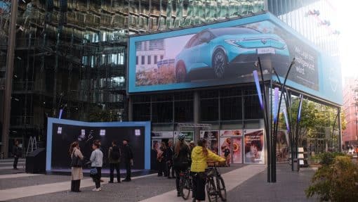 3D-Portal Potsdamer Platz mit Screen und Menschen, die über den Platz laufen