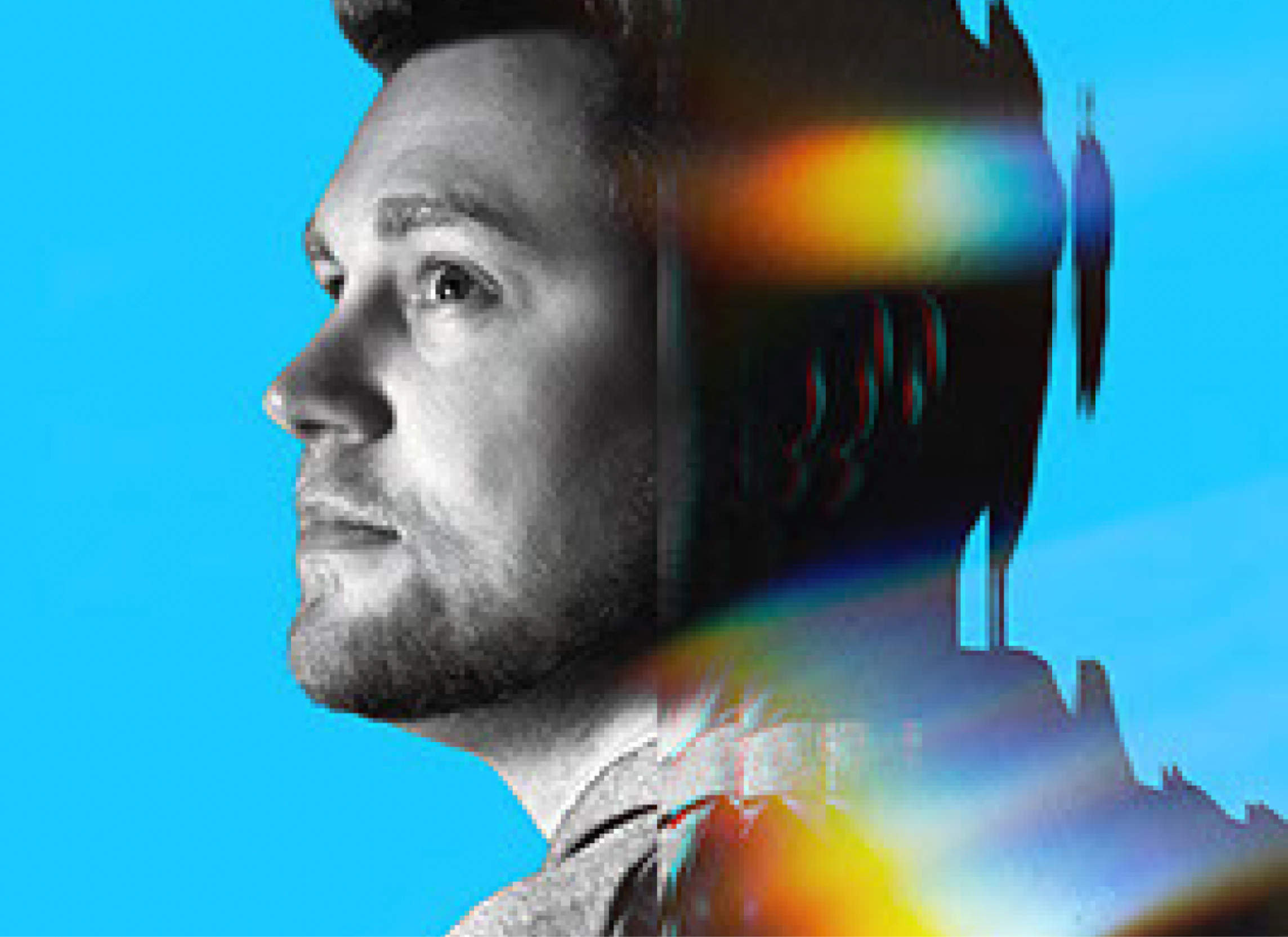 Künstlerisches Porträt eines Mannes im Profil vor leuchtend blauem Hintergrund, überlagert von digitalen Glitch-Effekten und regenbogenfarbenen Lichtreflexen.