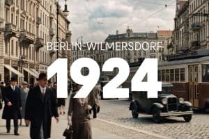 Historische Straßenszene im Berlin-Wilmersdorf des Jahres 1924 mit elegant gekleideten Passant:innen, einem Oldtimer und einer Straßenbahn vor prächtigen Altbaufassaden. Im Vordergrund steht in großer weißer Schrift „1924“, darüber „Berlin-Wilmersdorf“.