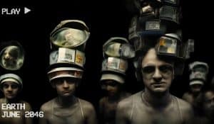 Düstere, dystopische Szene mit mehreren Menschen, die futuristische, aus technischen Geräten zusammengesetzte Kopfkonstruktionen tragen. Ihre Gesichter wirken ausdruckslos, der Hintergrund ist schwarz. Pixelartige weiße Schrift zeigt „PLAY“ und „EARTH JUNE 2046“ und erinnert an eine alte Videoaufnahme.
