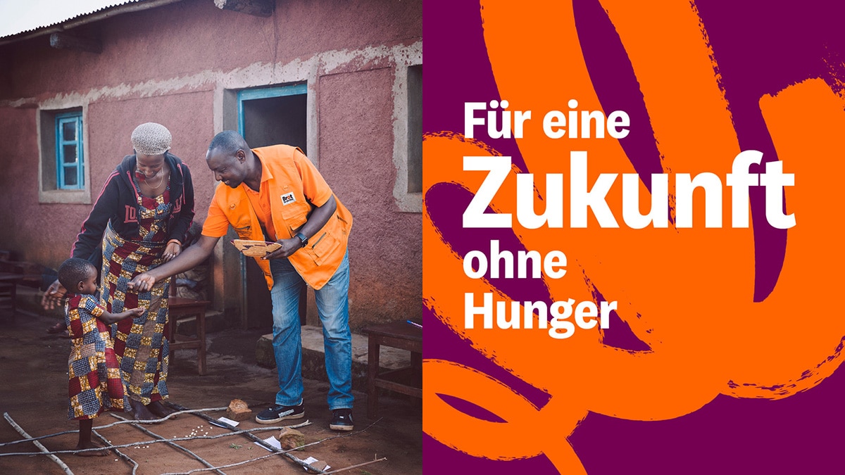 Links ein Foto: Ein Mann in orangefarbener Weste mit Brot-für-die-Welt-Logo zeigt einer Frau und einem Kleinkind in farbenfroher Kleidung etwas vor einem Lehmhaus. Rechts der Slogan »Für eine Zukunft ohne Hunger« in Weiß auf aubergine Grund mit orangefarbenem Pinselschwung.