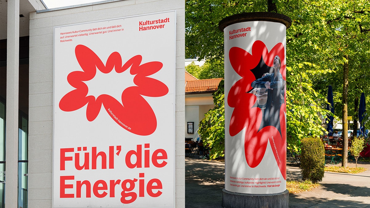 Links ein großes Plakat an einer Fassade mit roter Sternform und dem Slogan »Fühl' die Energie«. Rechts eine Litfaßsäule unter Bäumen mit rotem Stern, in den das Foto einer Tänzerin eingesetzt ist, beide mit dem Absender »Kulturstadt Hannover«.