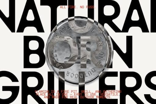 Natural Born Grillers: Hochburg Design branded Flamid: Schmidecoin auf der Greifvogellogo zu sehen ist, silber und darunter in Schwatrzer Schrift und bildfüllend als Hintergrund: Natural Born Grillers